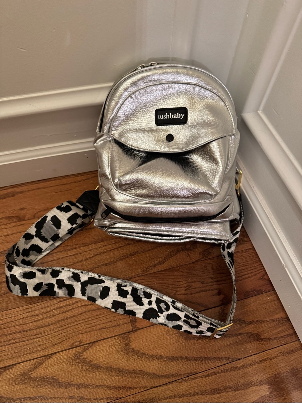 Tushbaby Metallic Silver Hip Seat Carrier & Cheetah Crossbody Strap BUNDLE